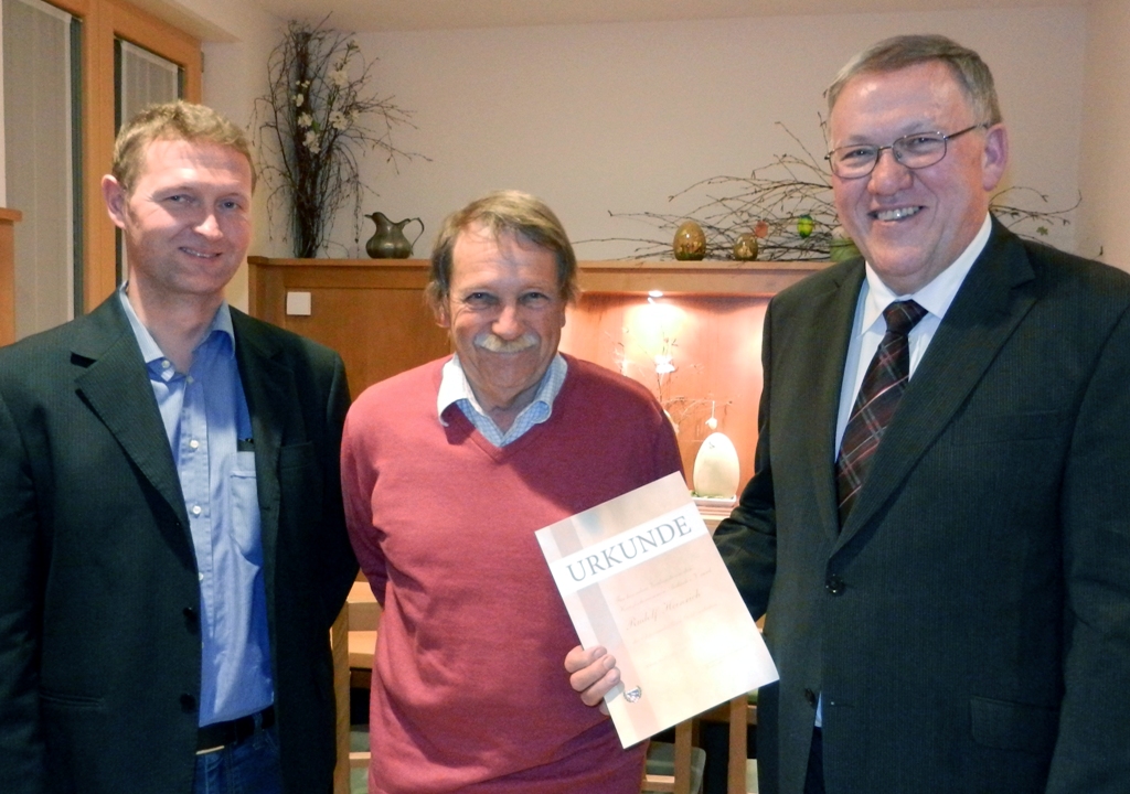 Generalversammlung: Aus der Vorstandschaft ausgeschieden und mit der Goldenen Ehrenmedaille des Vereins ausgezeichnet wurden Hans Krimmer und Rudolf Heinrich (rechts). Links der neue Vorsitzende Karl Josef Gerum. 